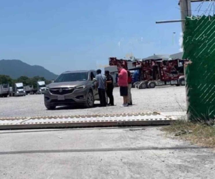 Le cae portón de 3 toneladas mientras trabajaba