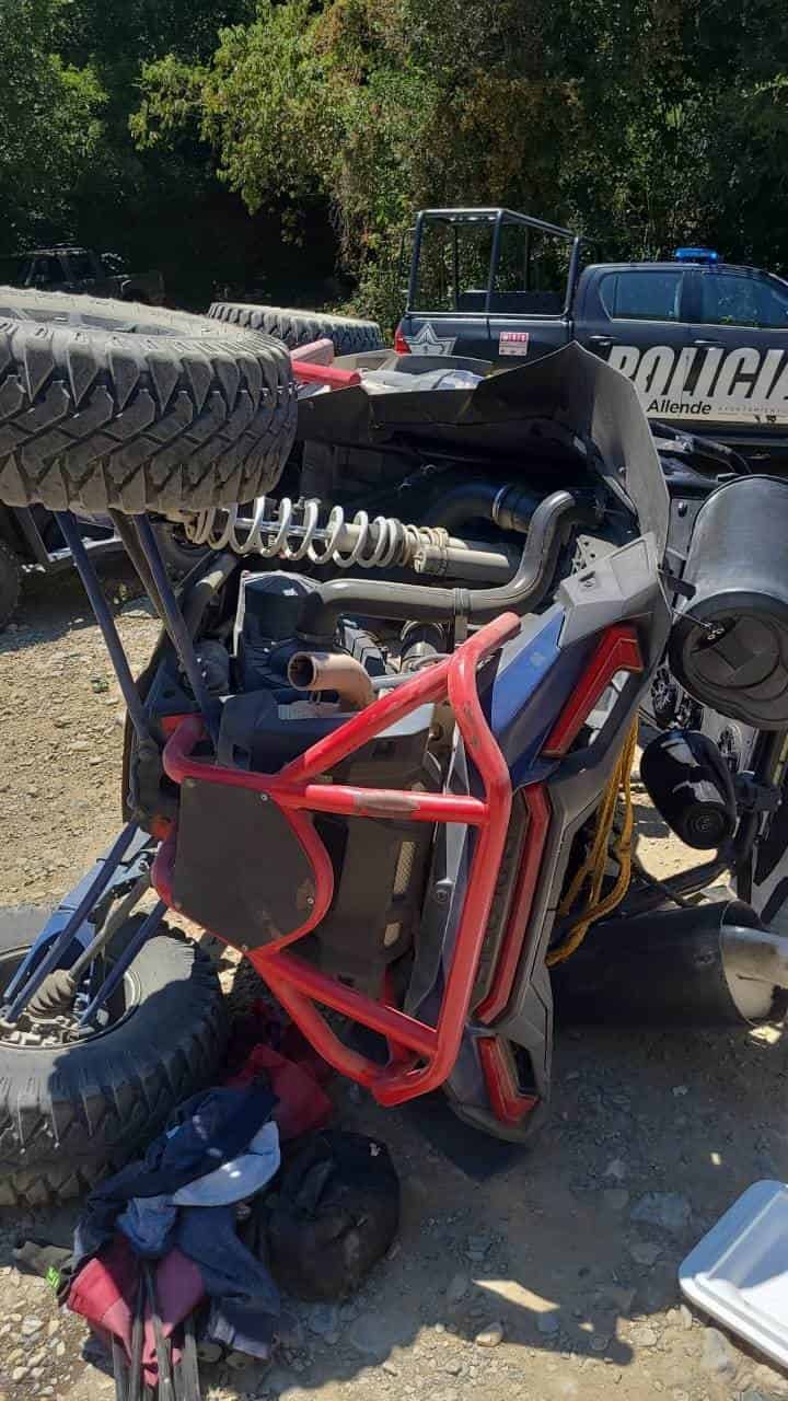 Dos integrantes de una familia, terminaron con diversas lesiones, al volcarse el automóvil tipo Redzer, en el que viajaban en un paraje turístico de Montemorelos.