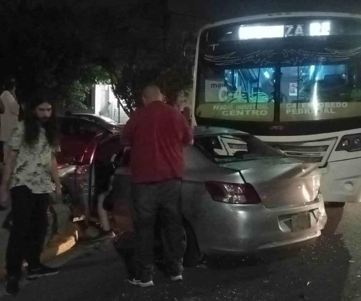 Choca camión contra dos vehículos deja un herido