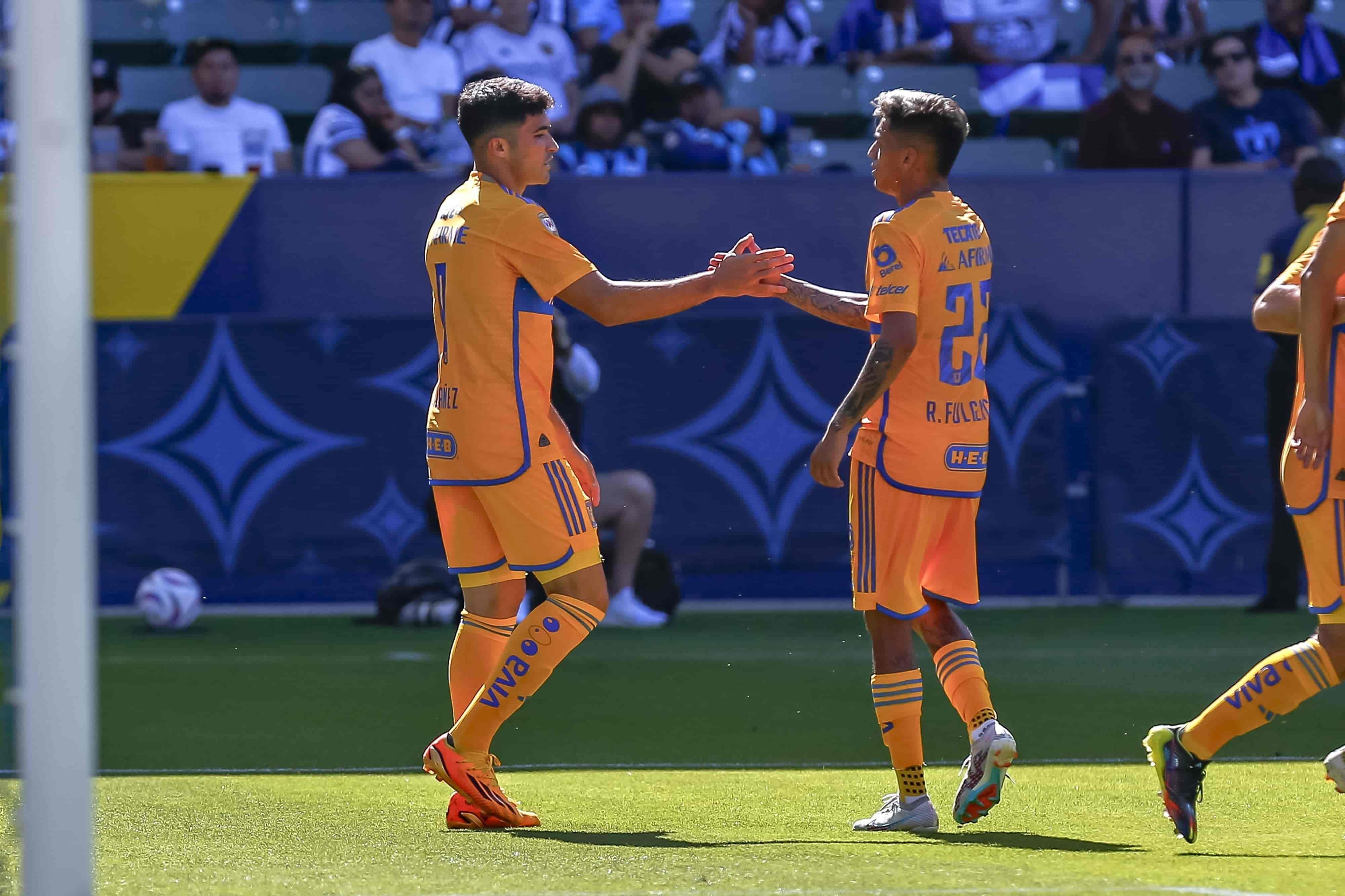 Nicolás Ibáñez hace el 2-0.