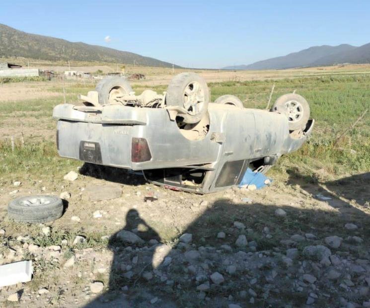 Fallece conductor tras volcarse en Galeana