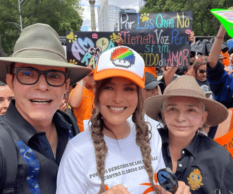 Famosos hacen marcha por los animales en CDMX