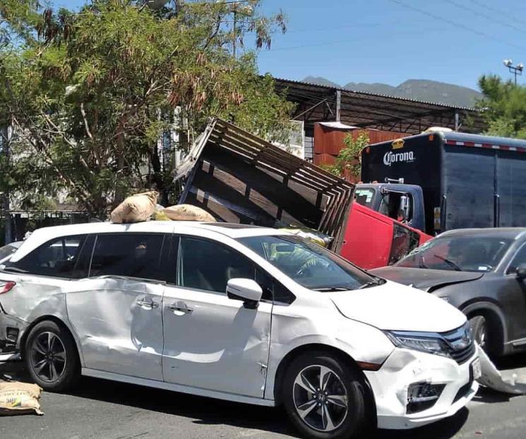 Camión se queda sin frenos y arma carambola de 11 vehículos