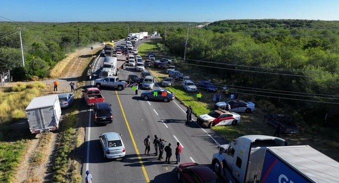 Padres de desaparecidos bloquean carretera en Tamaulipas Padres de desaparecidos bloquean carretera en Tamaulipas