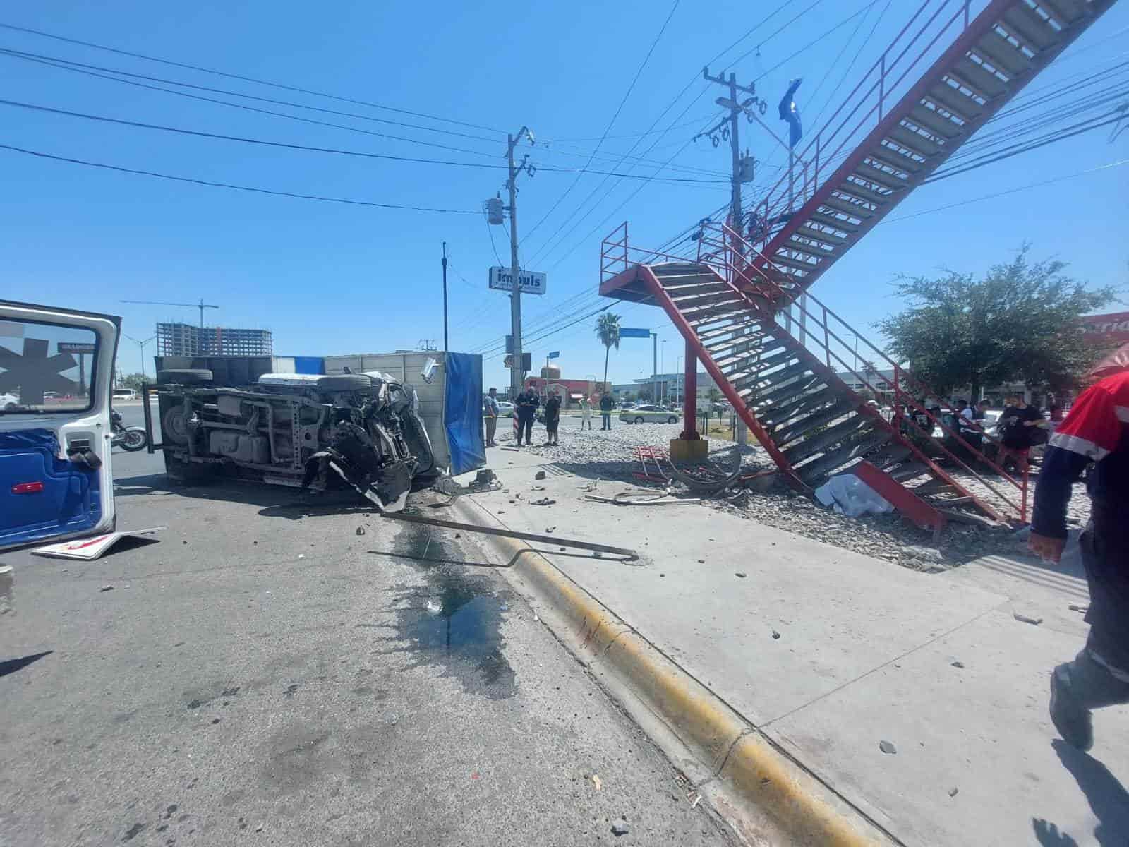 Al menos una mujer sin vida y varios lesionados, dejó un accidente frente al Parque Industrial Kalos, luego de que al conductor de una camioneta se le reventó una llanta presuntamente al pasar por un bache y salió proyectado contra diversos peatones en una parada de camiones junto a la Avenida Miguel Alemán, ayer en el  municipio de Apodaca.