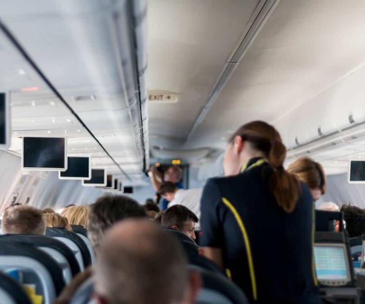 Azafata alerta en TikTok sobre riesgo de tomar infusiones