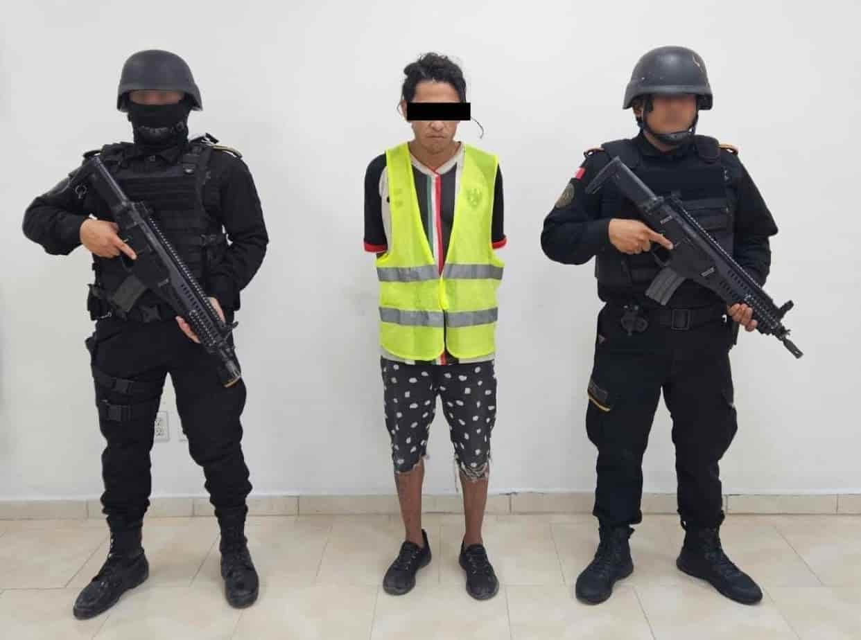 En posesión de un “block” de cristal, un hombre fue arrestado por elementos de Fuerza Civil en calles del centro de la ciudad, luego de ser visto orinado en la vía pública.