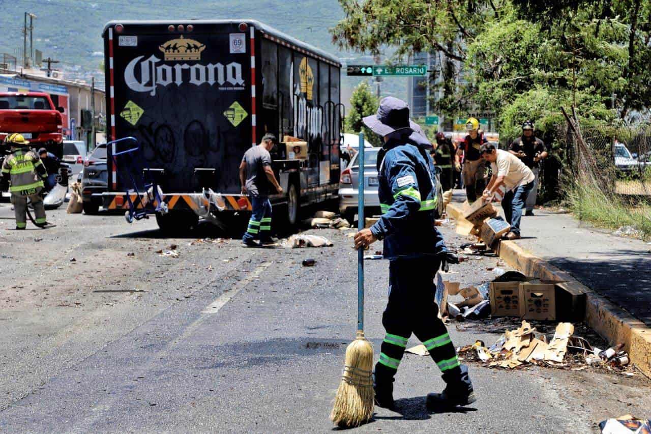 Un camión de una empresa cervecera que se quedó sin frenos, se estrelló contra 11 vehículos que esperaban la luz verde de un semáforo y dejó cinco lesionados, uno de ellos atrapado, ayer en el municipio de San Pedro.