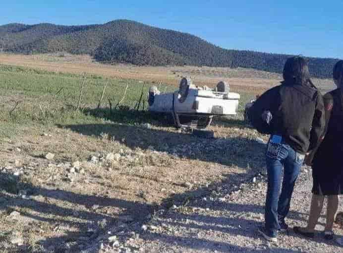 El conductor de una camioneta falleció luego de volcarse en la Carretera 57 en el municipio de Galeana, la tarde del domingo al sur de Nuevo León.