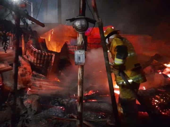 Resulta con quemaduras en incendio de casa