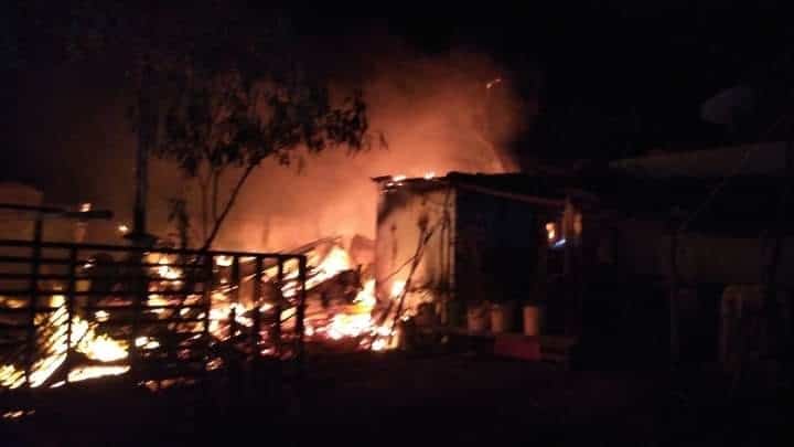 Con diversas quemaduras resultó una persona tras registrarse un incendio en un domicilio del municipio de Montemorelos, donde lo rescataron la madrugada de ayer junto con su familia conformada por cinco personas.