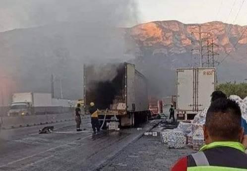 Arde tráiler y ocasiona caos vial