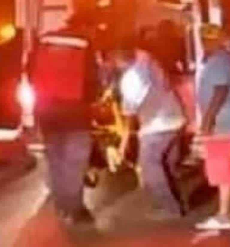 Un hombre se encuentra en estado grave, después de haber sido atacado a machetazos por su ex esposa y uno de sus hijastros en el municipio de Doctor Arroyo, Nuevo León.