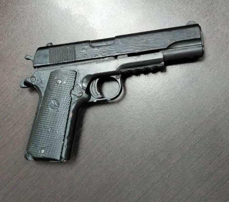 Encañona a policías; lo detienen
