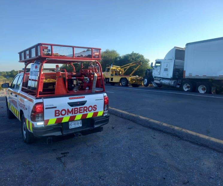 Se vuelca tráiler en la Carretera Nacional