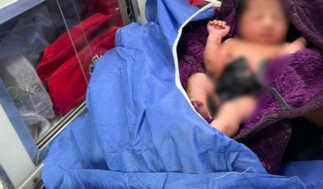 Migrantes ayudan a mujer a dar a luz en un camión Migrantes ayudan a mujer a dar a luz en un camión