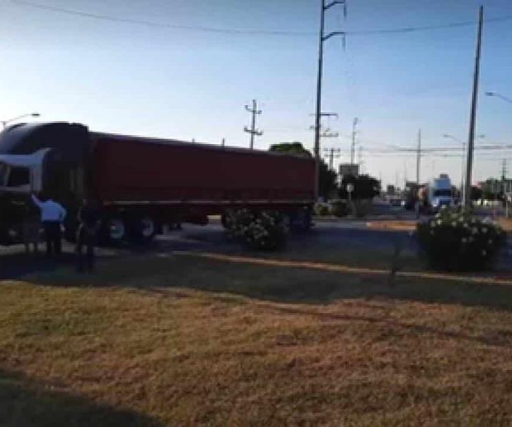 Fallece motociclista arrastrado por tráiler