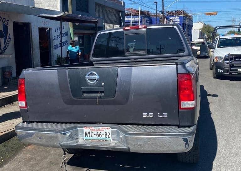 Aseguran camionetas con placas colgadas