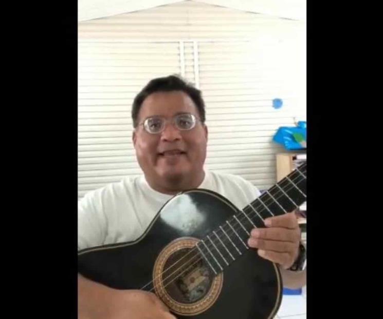 Maestro de San Nicolás se despidió de alumnos con canción
