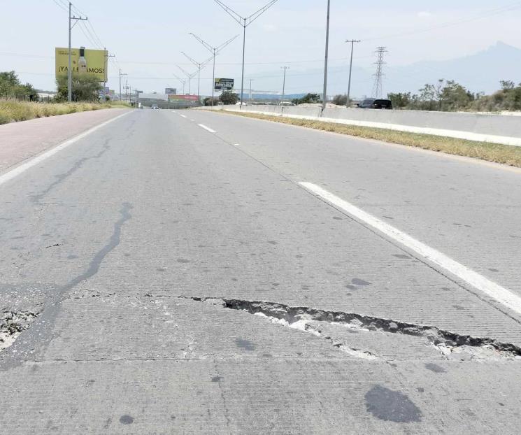 Autopista al aeropuerto luce descuidada y llena de baches