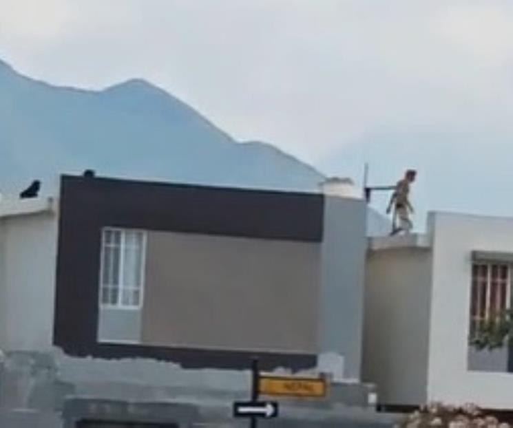 Conduce moto robada, escapa por azoteas, lo detienen