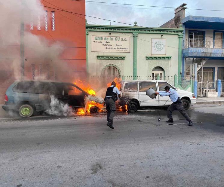 Se incendian dos vehículos