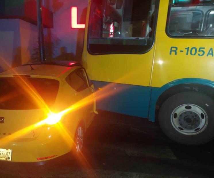 Choque entre camión urbano y auto deja un menor sin vida