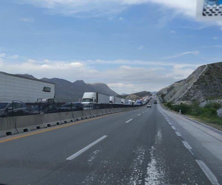 Vuelca pipa y paraliza Carretera a Saltillo