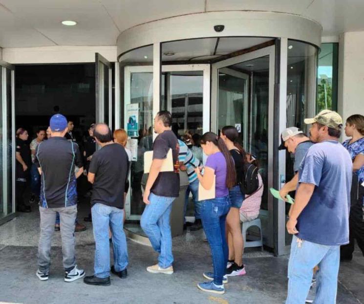 ¡Filas en ICV! Llegan los ultimos por sus placas nuevas