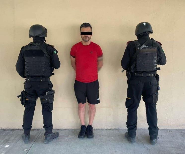 Comete infracción de tránsito, le hallan drogas y arma