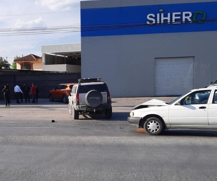 Embiste a motociclista y lo deja grave