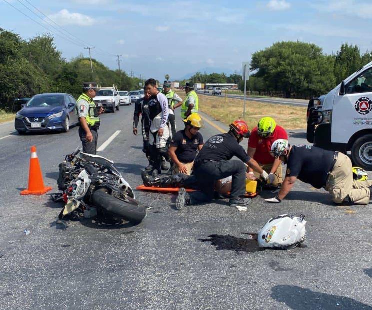 Estrella moto contra auto; queda grave