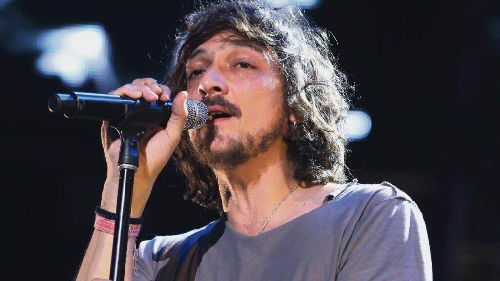 Acusan a León Larregui de hacer playback en sus conciertos Acusan a León Larregui de hacer playback en sus conciertos