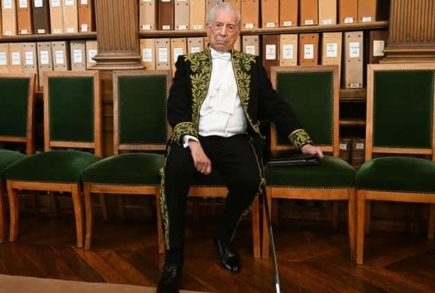 Mario Vargas Llosa está hospitalizado por Covid