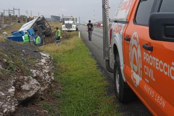 Vuelca tr&aacute;iler en Garc&iacute;a