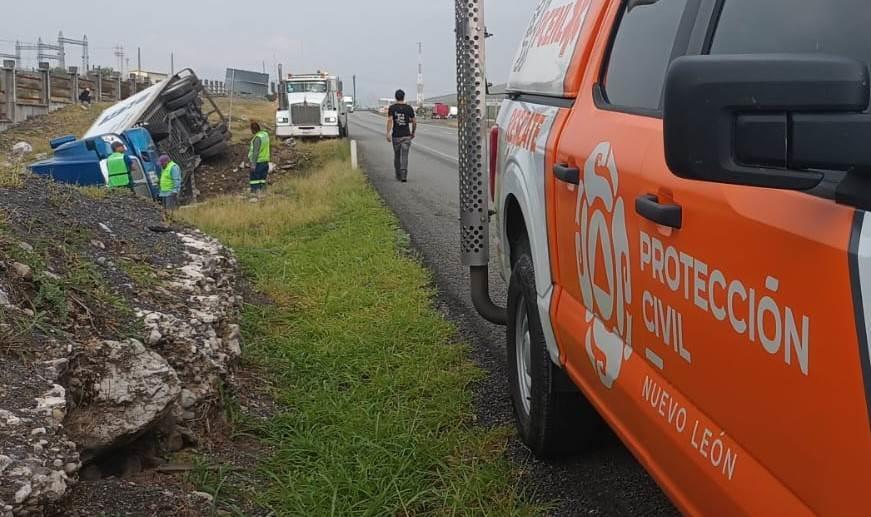 Vuelca tráiler en García