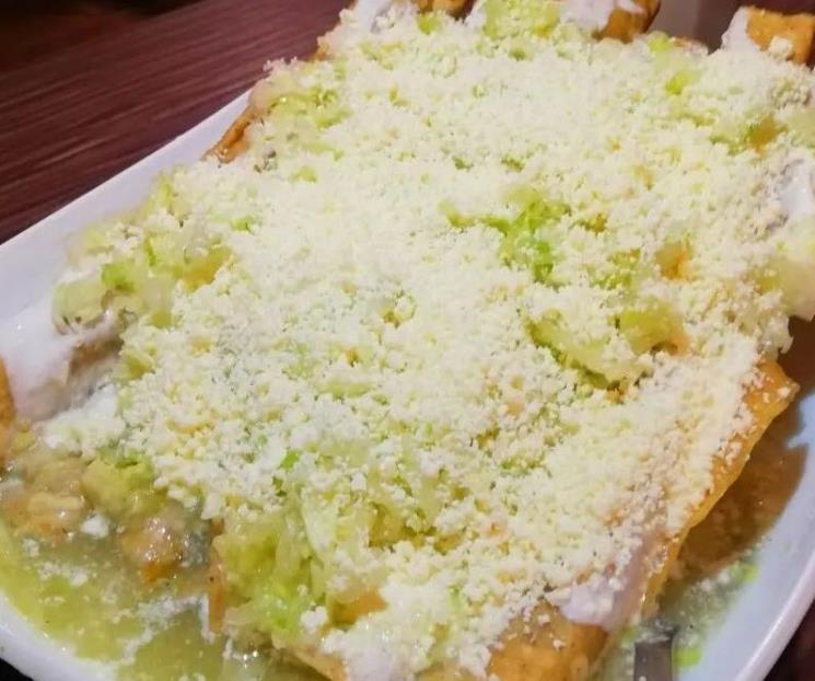 Prepara tacos ahogados en salsa verde