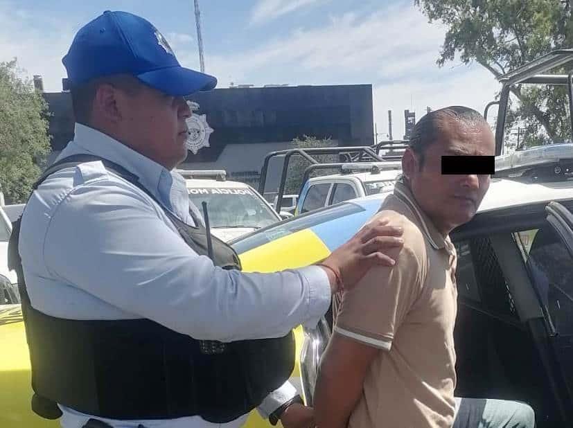 Lo detienen por golpear a conductor que estacionaba su carro