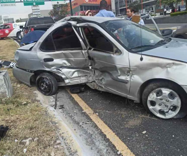 Estrella su vehículo contra base de concreto