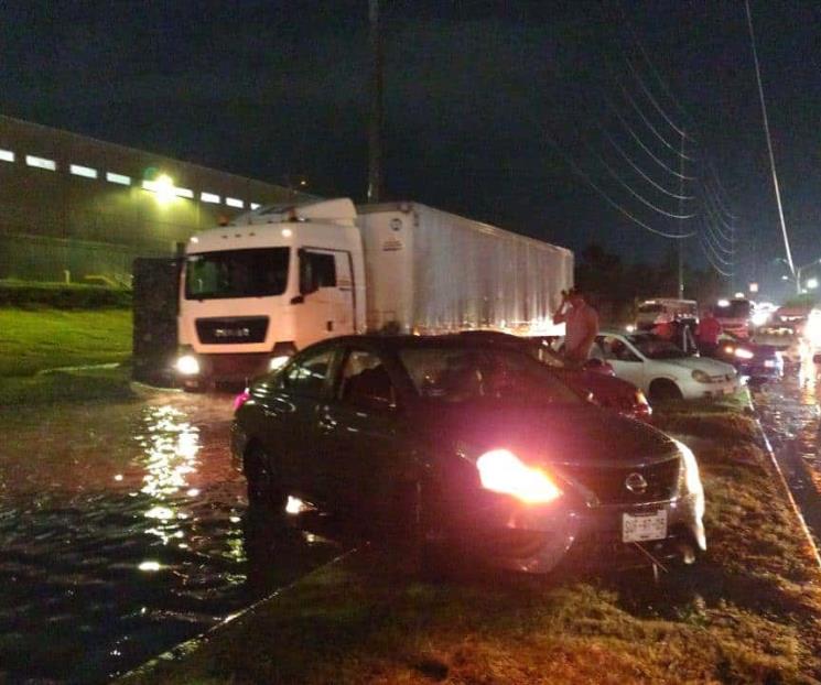 Deja lluvia encharcamientos y autos varados