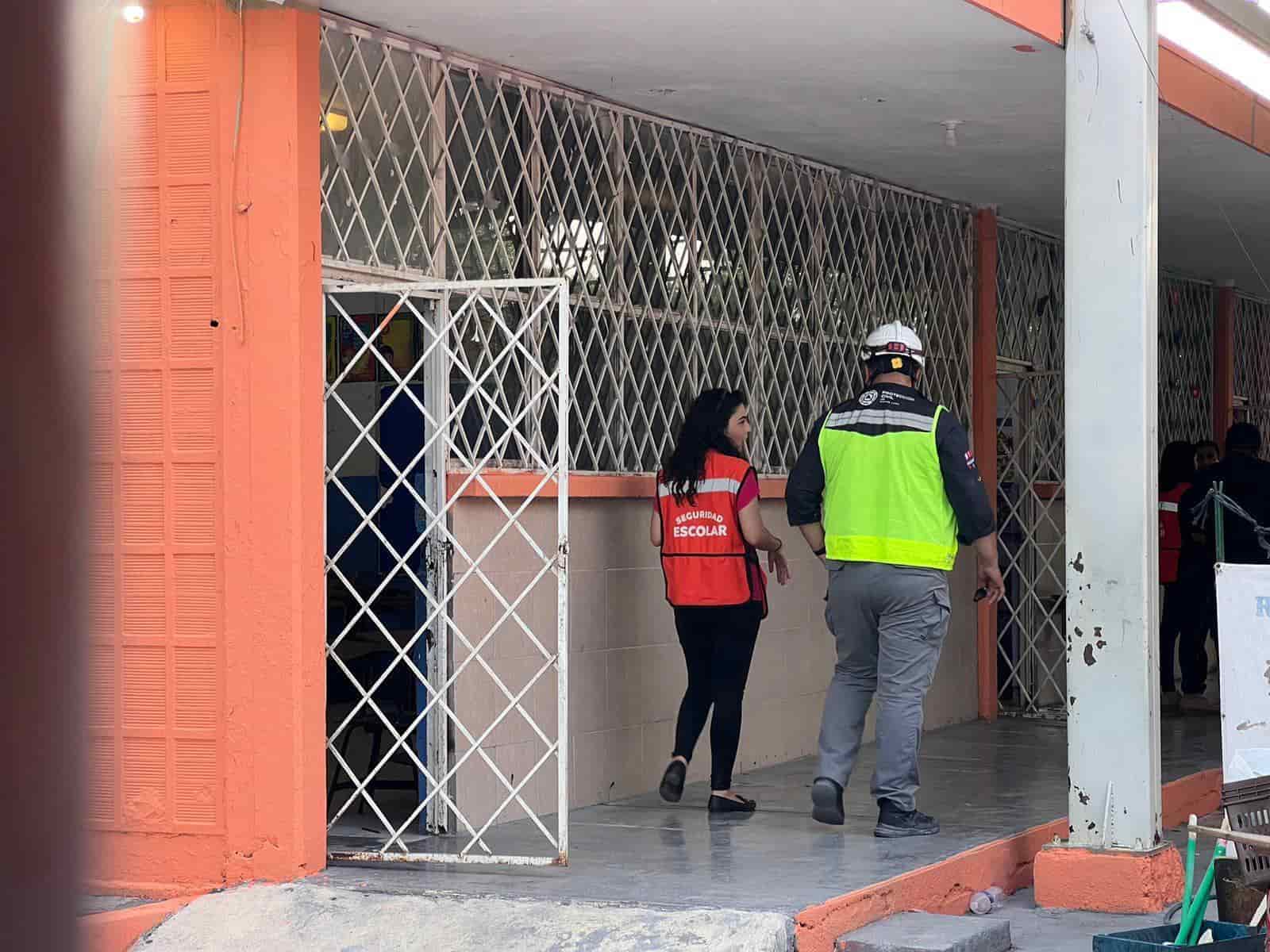 Cuatro niños resultaron con lesiones luego de caer parte del techo del salón de clases de una escuela primaria, en Escobedo.
