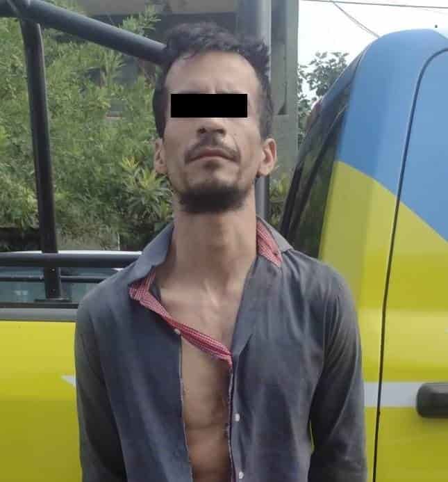 Un hombre fue detenido por oficiales de la Policía de Monterrey, por presuntamente agredir a su padre, al morderlo e intentar ahorcarlo con un cable, ya que no le quiso prestar el teléfono celular.