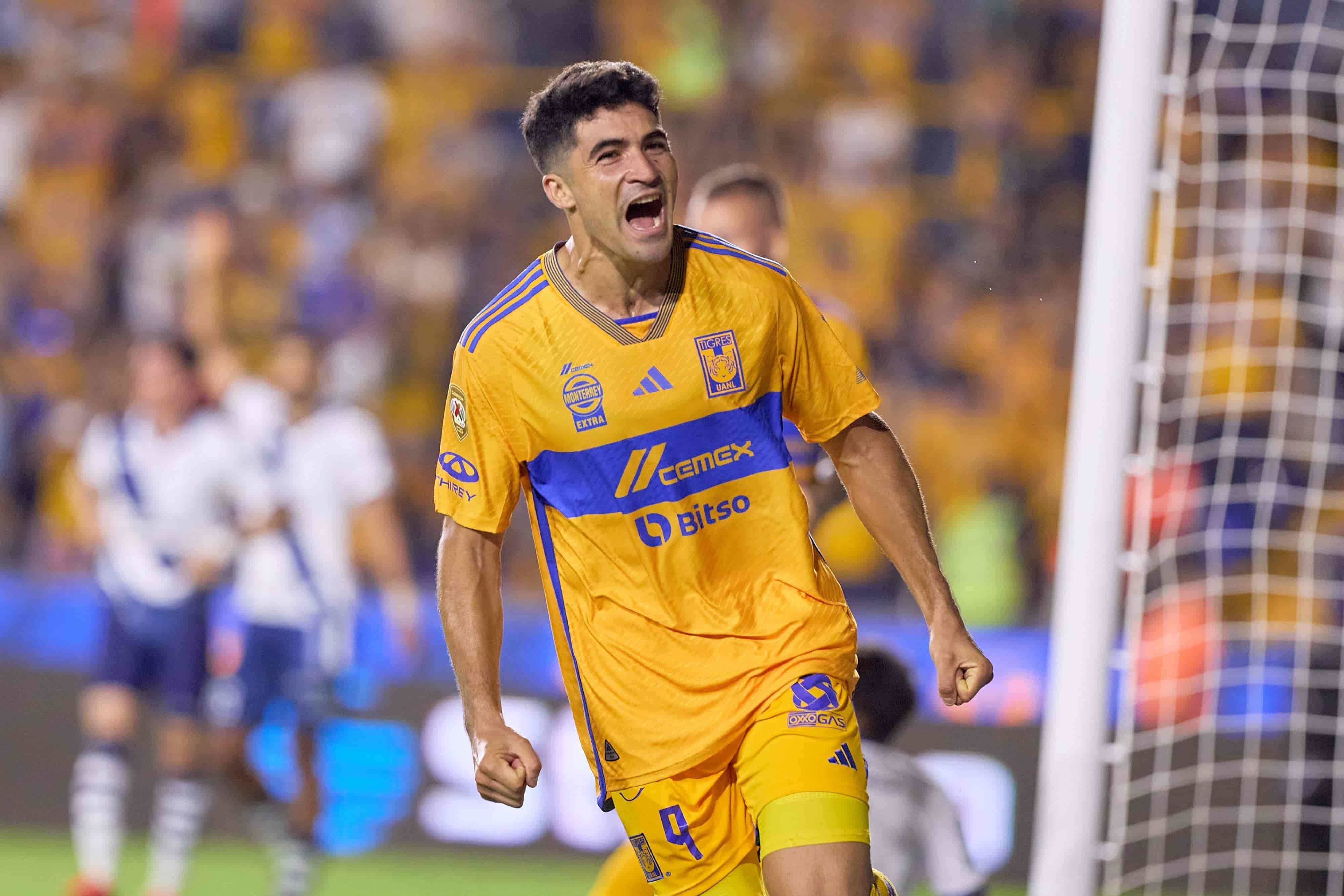 Nicolás Ibáñez empata el encuentro.