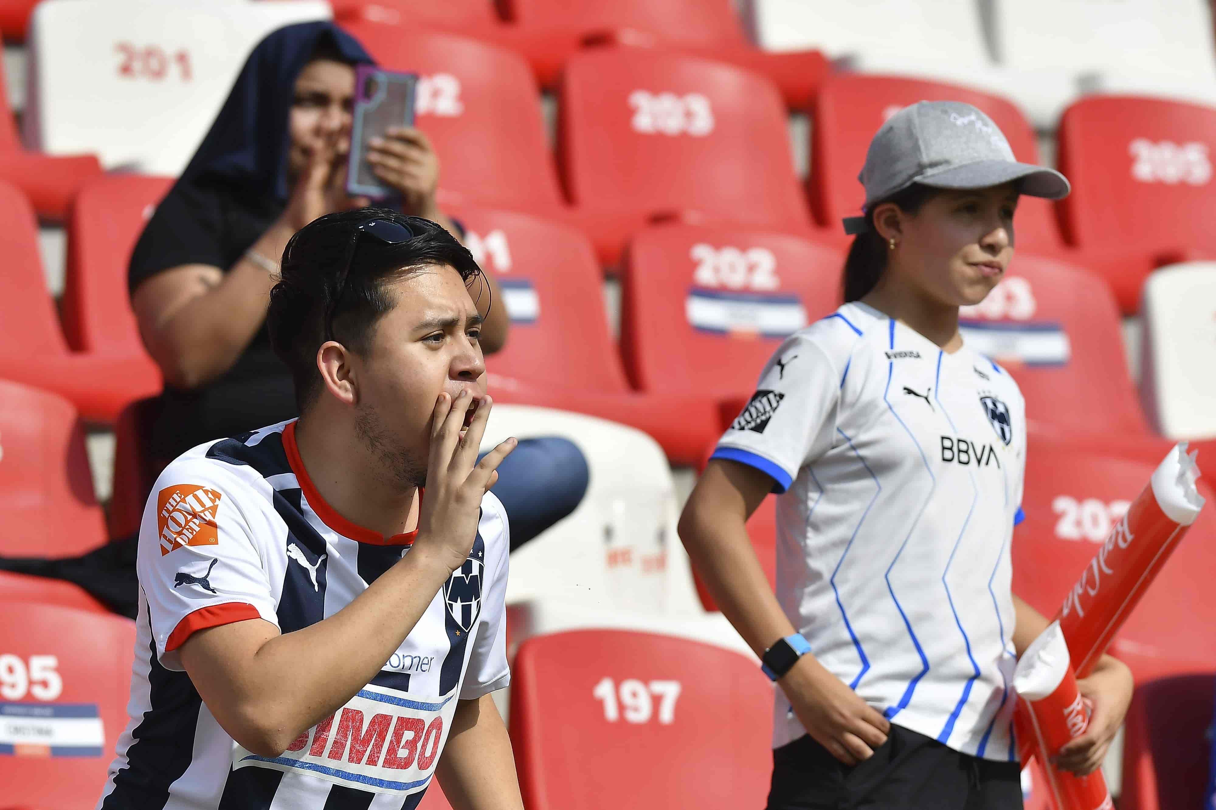 Afición Rayada en el Alfonso Lastras.