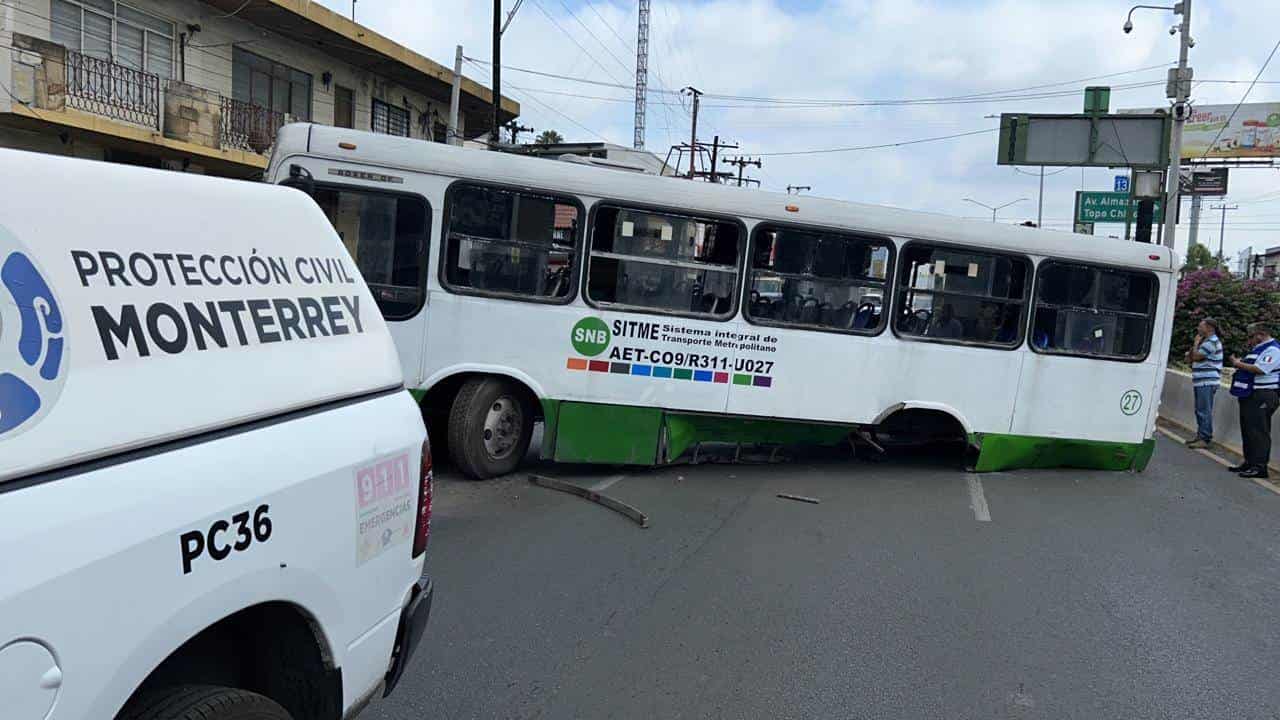 Al menos seis lesionados dejó un camión de la Ruta 311 al que se le salieron las llantas traseras y posteriormente chocó contra un vehículo, ayer en la Avenida Bernardo Reyes, Colonia Industrial.