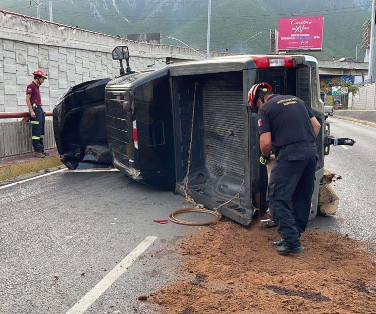 Vuelca camioneta al sur de Monterrey