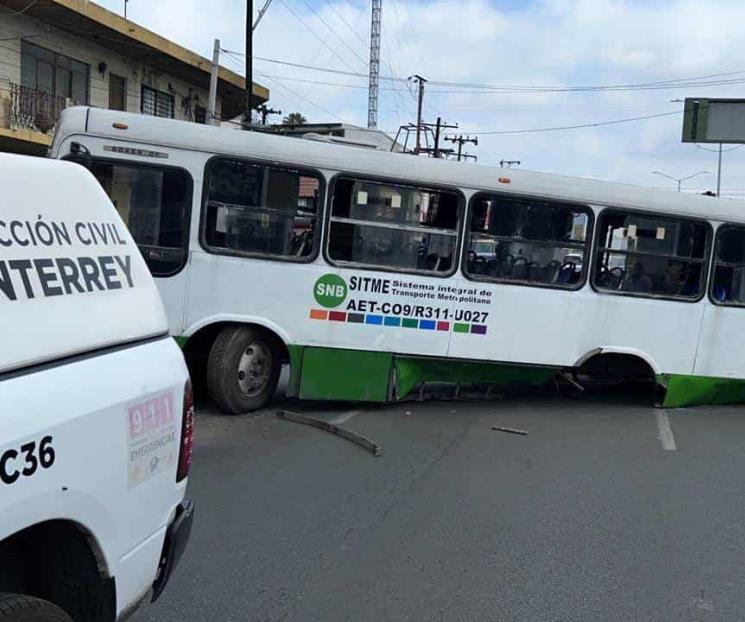 Se le salen las llantas a camión y choca; hay 6 heridos