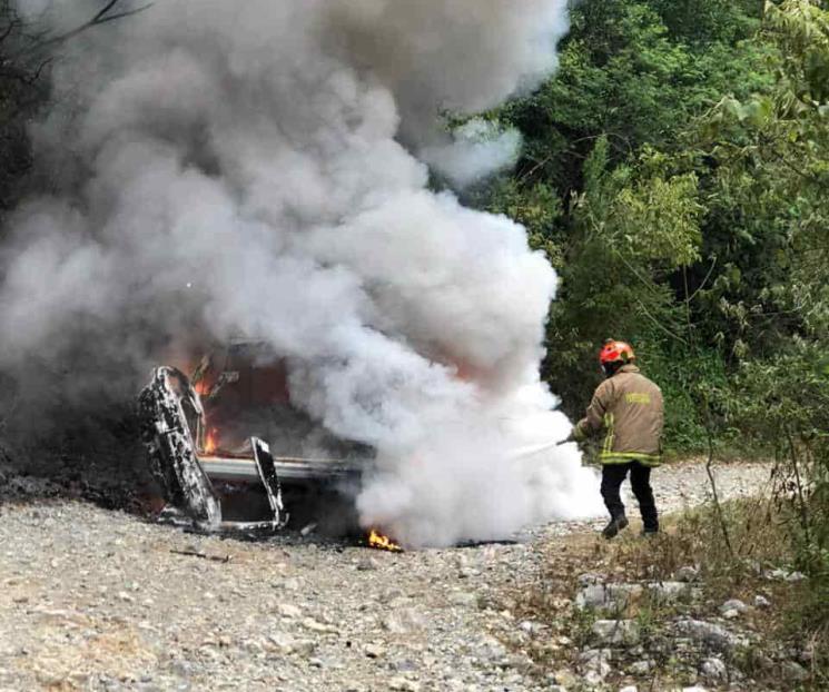 Arde camioneta en Allende