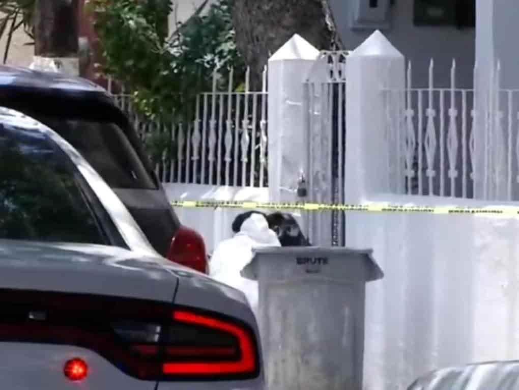 Elementos de la Agencia Estatal de Investigaciones, indagan el hallazgo de un feto humano, encontrado tirado en medio de un bote de basura, en la zona centro de Monterrey.