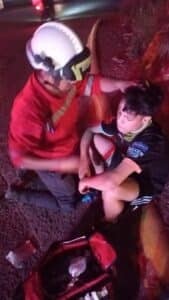 Un menor resultó lesionado al estrellarse en su motocicleta en la avenida San Roque en la entrada de la colonia Monte Kristal en el Municipio de Juárez.